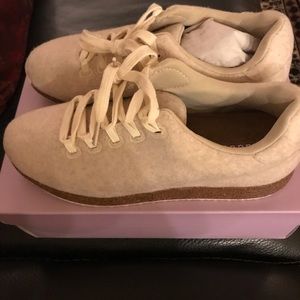 Women NWT Felt madden girl Shoes sneakers 8.5 Steve Madden